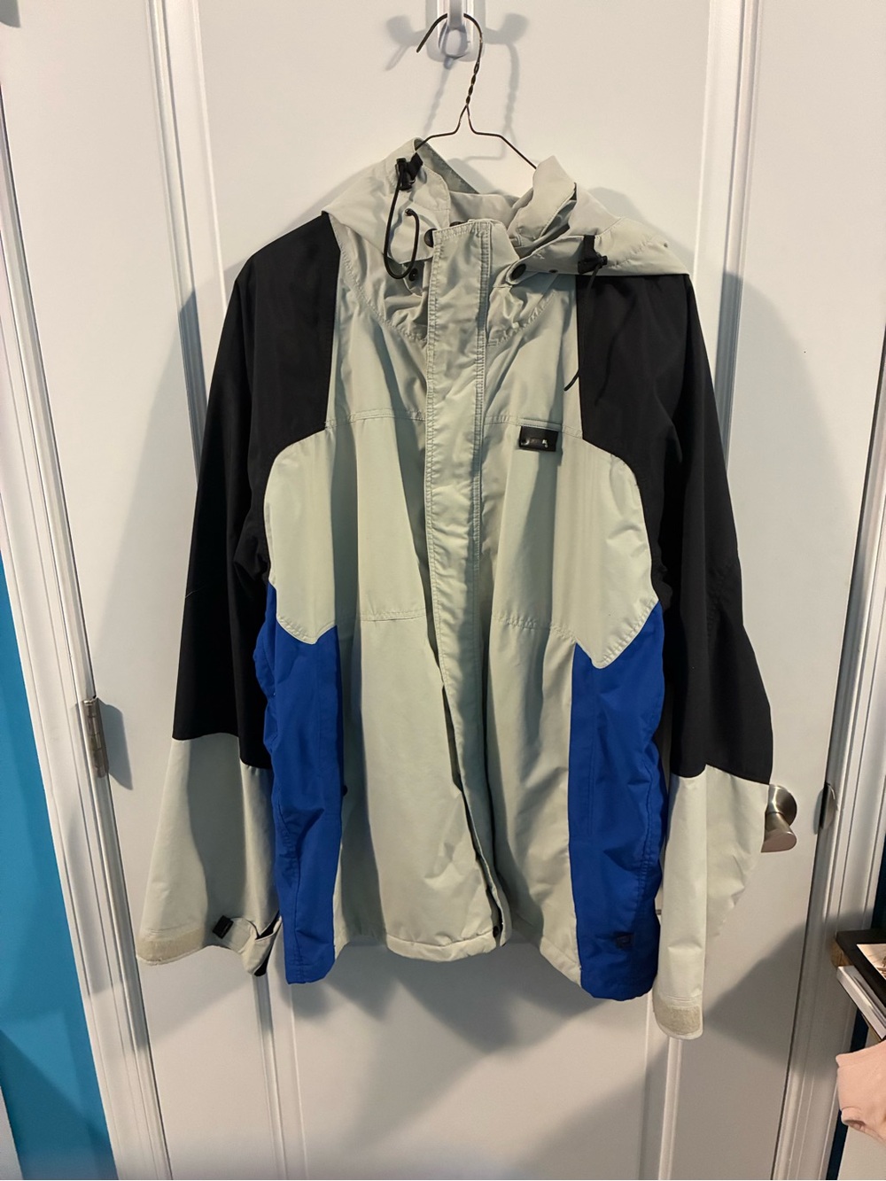 Men’s Ski/ Snowboard Jacket Size Large Grey Black and Royal Blue with Hood EUC